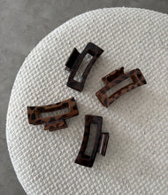 Cargar imagen en el visor de la galería, Broche Lirio
