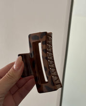 Cargar imagen en el visor de la galería, Broche Lirio
