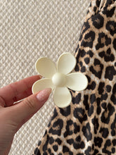 Cargar imagen en el visor de la galería, Broche Margarita
