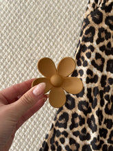 Cargar imagen en el visor de la galería, Broche Margarita
