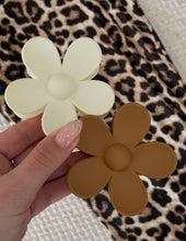 Cargar imagen en el visor de la galería, Broche Margarita
