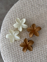 Cargar imagen en el visor de la galería, Broche Jazmin
