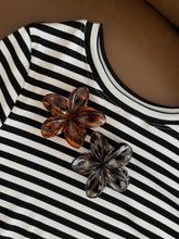 Cargar imagen en el visor de la galería, Broche Girasol
