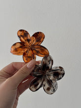 Cargar imagen en el visor de la galería, Broche Girasol
